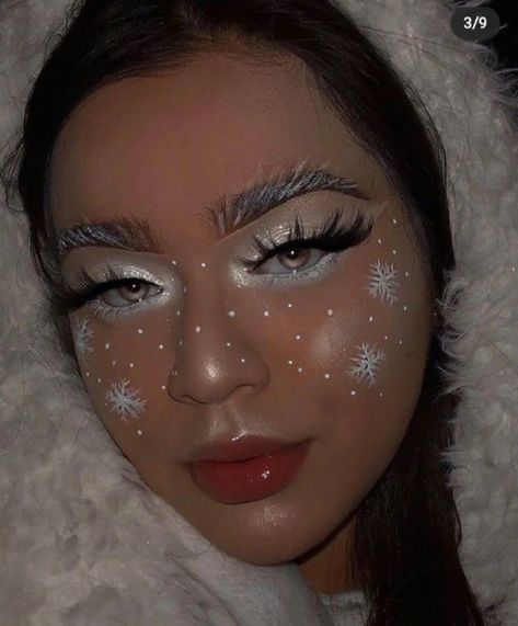 27 Creative Christmas Makeup Looks - Inspired Beauty Creative Christmas Makeup Looks, Creative Christmas Makeup, Snowflake Makeup, Snow Makeup, Reindeer Makeup, Holiday Eye Makeup, Xmas Makeup, Christmas Makeup Looks, Halloweenský Makeup