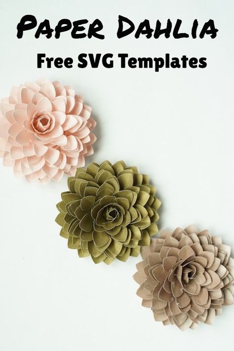 Paper flower tutorial with free templates, paper craft ideas, cardstock flowers Paper Flower Wreaths Cricut, Crafts With Cardstock, Cardstock Flowers, 65 Birthday, Cricut Flowers, Cricut Gifts, Neli Quilling, Paper Flower Wreaths, Paper Dahlia