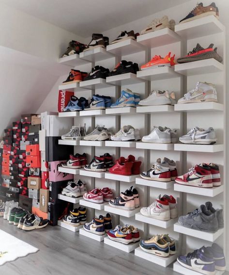 Shoe closet 🔥 Sneaker Shelves, Sneakerhead Bedroom, Sneaker Closet, Sneakerhead Room, Hypebeast Room, Shoe Room, Dressing Room Closet, Shoe Wall, Shoes For Boys