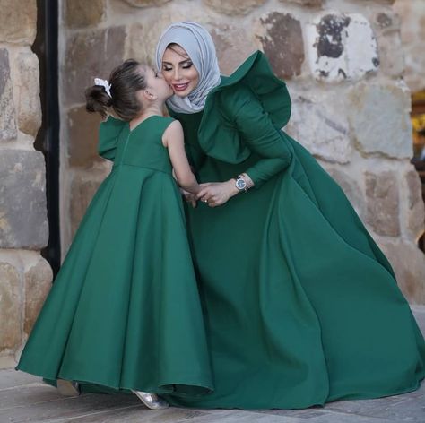 Ways To Wear Hijab, Mom Daughter Matching Dresses, How To Wear Hijab, Casual Gowns, Summer Gowns, Mom Daughter Outfits, Fairy Theme, Daughter Dress, Mommy Daughter Outfits