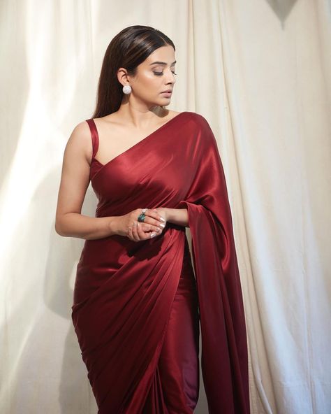 Hot Blouses For Saree, Red Saree Plain, Maroon Saree Look, Satin Saree Look, Red Satin Saree, Sarees Ideas, Priya Mani, Wine Saree, Long Kurta Designs