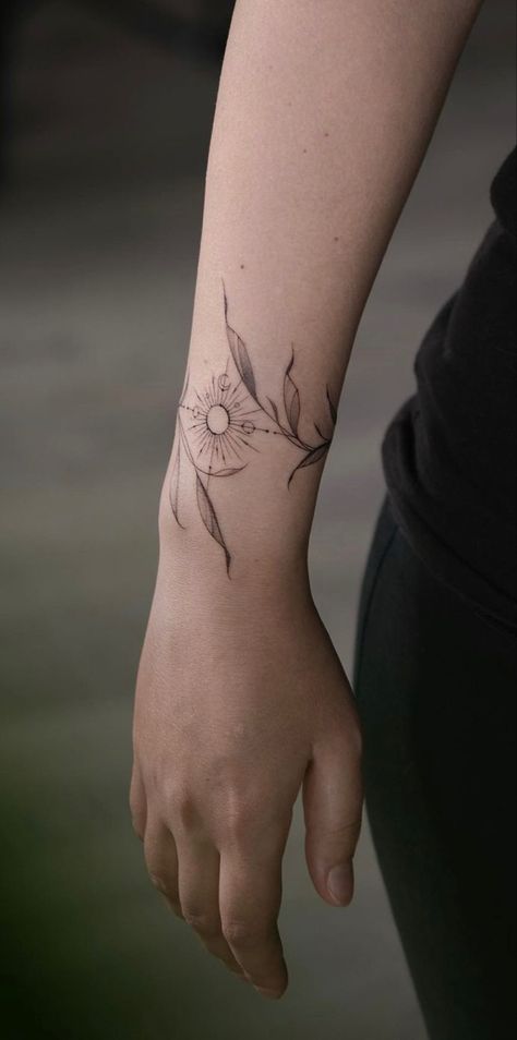 Wrist Plant Tattoo, Leaf Bracelet Tattoo, Dainty Wrist Tattoo, Tattoo Armband, Hand Tatto, Patchwork Tattoos, Simple Arm Tattoos, Tattoo Floral, Bracelet Tattoo