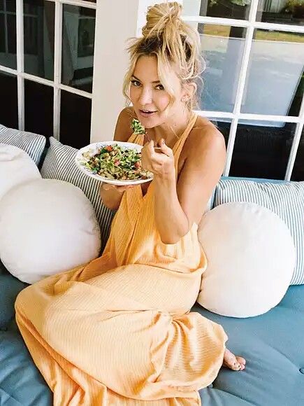 Kate Hudson 2023, Kate Hudson Diet, Winter Hair Colors For Brunettes, Winter Hair Care Tips, Kate Hudson Style, Healthy Curly Hair, Winter Hair Care, Hair Colors For Brunettes, Colors For Brunettes