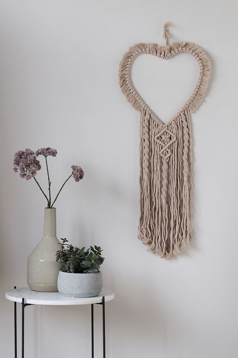 Diy Macrame Tutorial, Plant Hanger Macrame, Tutorial Macramé, Macrame Wall Hanger, Macrame Plant Hanger Patterns, Macrame Bracelet Patterns, Dream Catcher Craft, Heart Shaped Wreaths, Macrame Wall Hanging Diy