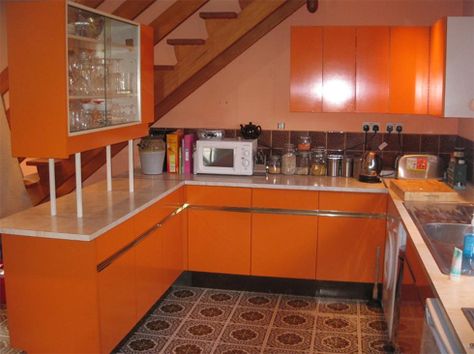 kitchen Retro Orange Kitchen, 60s Kitchen Aesthetic, 80’s Kitchen, Orange Cupboard, Funky Kitchens, Kitchen Color Themes, 1970s Living Room, Sims Interior, 60s Kitchen