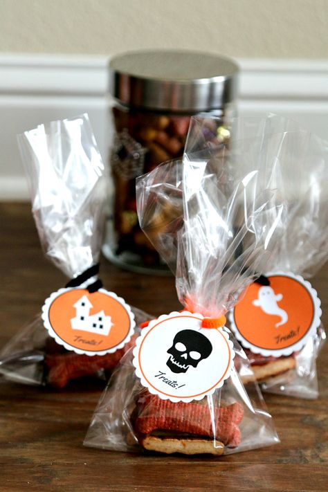 Doggie Bag Tags for Trick or Treating, Dont leave the dogs without a treat! Have doggie bags ready to go for Halloween night. Dog Trick Or Treat Bags, Halloween Cat Treat Bags, Halloween Pet Safety, Trick Or Treat Bags Personalized, Dog Marketing, Halloween Candy Bar, Organic Dog Treats, Personalized Trick Or Treat Bag, Treat Bar