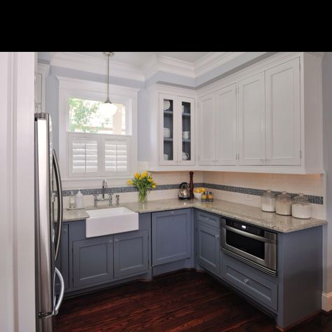 Two tones of cabinets. L-shaped kitchen. Two Tone Kitchen Cabinets, Gray And White Kitchen, Beautiful Kitchen Designs, Kitchen Cabinet Styles, Blue Cabinets, Design Blogs, 아파트 인테리어, Kitchen Cabinet Colors, Kitchen Redo