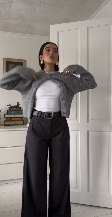 Sophie Floyd Outfit, Black Wide Leg Trousers Outfit, Sophie Floyd, Outfit Uni, Pant Outfits, Outfits Everyday, Cute Grunge, Cozy Outfits, Work Fits