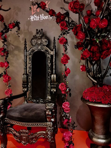 Black And Red Quince Theme, Evil Queen Quinceanera Theme, Burgundy And Black Quinceanera Theme, Black Red And Gold Quinceanera, Red And Black Quinceanera, Quince Decorations Red And Black, Vampire Quince, Black And Red Roses Quinceanera Dresses, Black And Red Sweet 16