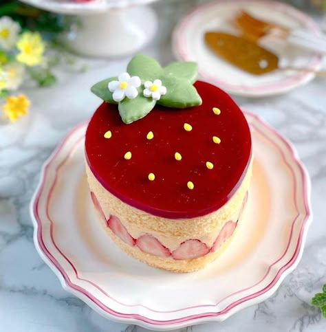 Strawberry Things, Cute Sweets, Pretty Dessert, Creative Desserts, Different Cakes, Mini Cake, Kawaii Food, Yummy Sweets, Cute Desserts