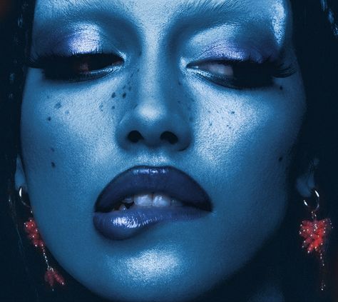 Blue Skin Painting, Blue Face Paint Makeup, Blue Alien Aesthetic, Blue Alien Makeup, Blue Skin Aesthetic, Alien Girl Aesthetic, Blue Face Makeup, Alien Pretty, Extraterrestrial Aesthetic