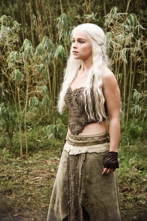 Dothraki Outfit- Side Dothraki Outfit, Daenerys Targaryen Dothraki, Khaleesi Halloween Costume, Khaleesi Makeup, Daenerys Targaryen Outfits, Khaleesi Costume, Emilia Clarke Daenerys Targaryen, Game Of Thrones Costumes, Game Of Throne Daenerys