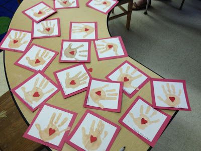 The kissing hand art project for first day...maybe send home and have parents draw the heart...to return to school the next day Hand Art Projects, Preschool First Day, Hand Ideas, Kissing Hand, The Kissing Hand, Welcome To School, First Day Of School Activities, School Theme, Kindergarten First Day