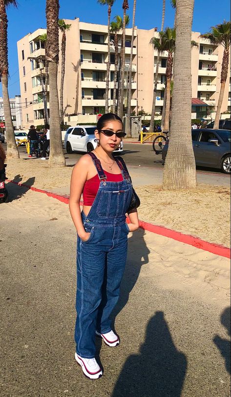 Tommy Hilfiger Overalls 90s, Tommy Hilfiger Overalls Outfit, 90s Dungarees Outfit, Brent Concert, Overalls Outfit Vintage, Air Max 90 Outfit Woman, Overalls Outfit Ideas, Dungaree Outfit Ideas, Air Max 97 Outfit Women