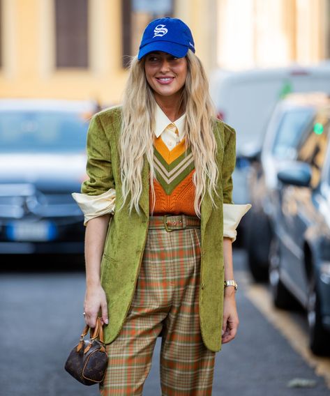 Baseball Caps Are Autumn’s Favourite Hair Accessory #refinery29 https://www.refinery29.com/en-gb/2021/10/10706835/baseball-hat-hair-trend Hat Outfit Fall, Baseball Hat Hairstyles, Baseball Hat Outfit, Baseball Fashion, Baseball Cap Outfit, Cap Outfit, Estilo Preppy, Influencers Fashion, Spring Fashion Trends