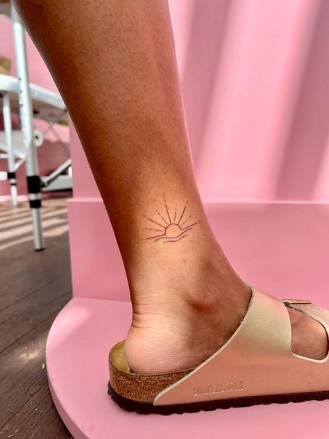 Sun And Wave Tattoo Ankle, Sun And Sea Tattoo Minimalist, Boho Foot Tattoo, Catan Tattoo, Sun Foot Tattoo, Sun Set Tattoo, Half Sun Tattoo, Sunrise Tattoo, Tattoo Sonne