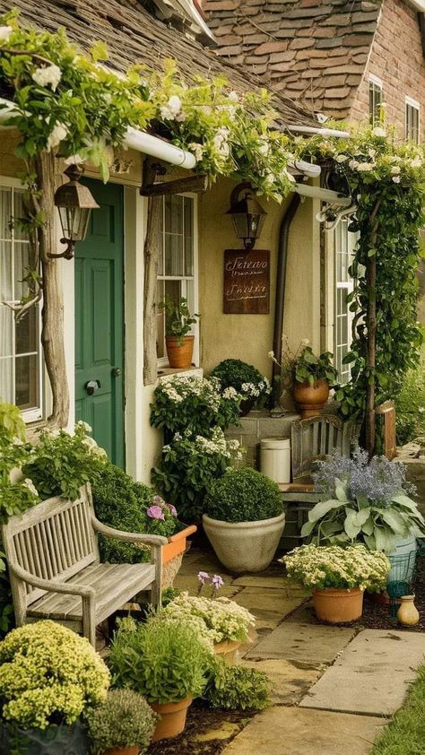 Country Garden Ideas Landscaping, Country Cottage Front Garden, Small Front Courtyard Ideas, Country Yard Landscaping, Cottage Landscaping Front Yard, Small Country Garden Ideas, Country Front Porch Ideas, Small Courtyard Garden Ideas, Small Front Porches Designs