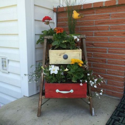 Diy Backyard Decor, Backyard Decor Ideas, Old Ladder, Garden Junk, Vintage Garden Decor, Garden Containers, Front Porch Decorating, Garden Yard Ideas, Diy Garden Projects