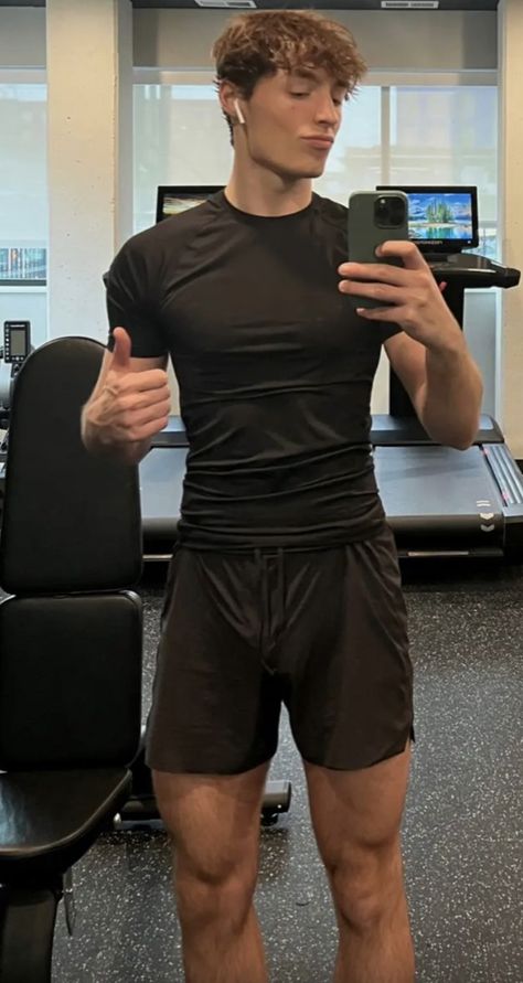 Gym Outfits Guys, Sportswear Aesthetic Men, Men’s Gym Outfits Aesthetic, Aesthetic Gym Fits Men, Male Workout Outfits, Men’s Lululemon Outfit, Men In Compression Shirts, Compression Shirt Men Outfit, Guy Gym Outfit