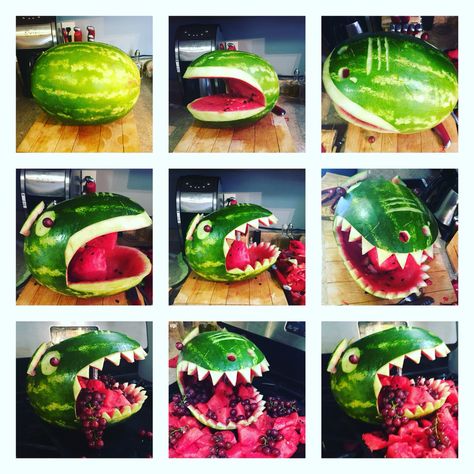 Dinosaur watermelon Dinosaur Watermelon, Dinosaur Themed Food, Dinosaur Birthday Party Food, Jurassic Park Birthday Party, Dinosaur Birthday Theme, Deco Fruit, Jurassic Park Birthday, Fest Mad, Dinosaur Birthday Cakes