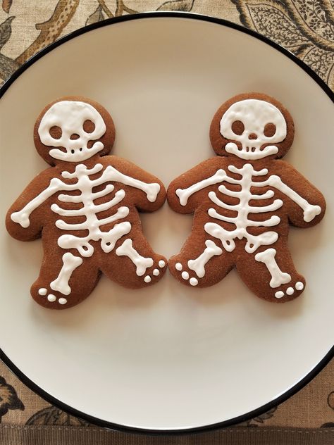 Halloween Gingerbread Men Ideas, Gingerbread Man Skeleton, Halloween Skeleton Cookies, Spooky Gingerbread Men, Halloween Cookies Skeleton, Gingerbread Ideas Creative, How To Make Gingerbread Men, Gingerbread Man Halloween, Chocolate Chip Cookie Decorating