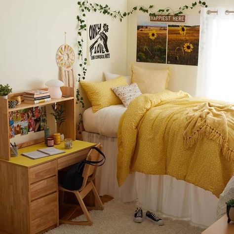 7 Different Themes For Your Dorm Room This Fall Boho Aesthetic Dorm Room, Dorm Room Themes Color Schemes, Light Yellow Room, Cozy College Dorm, Cute Dorm Ideas, College Dorm Room Inspiration, Rum Inspo, Dream Dorm Room, Cozy Dorm Room