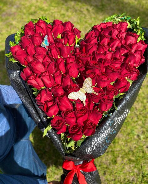 𝑀𝒶𝓇𝒾𝒶’𝓈 𝒜𝓂𝑜𝓇 on Instagram: “100 Rose Flat Heart Bouquet ♥️” Flat Bouquet Flowers, Heart Bouquet, Bouquet Roses, Sweet Bouquet, Rose Bouquet, Flowers Bouquet, Roses, The 100, Flowers