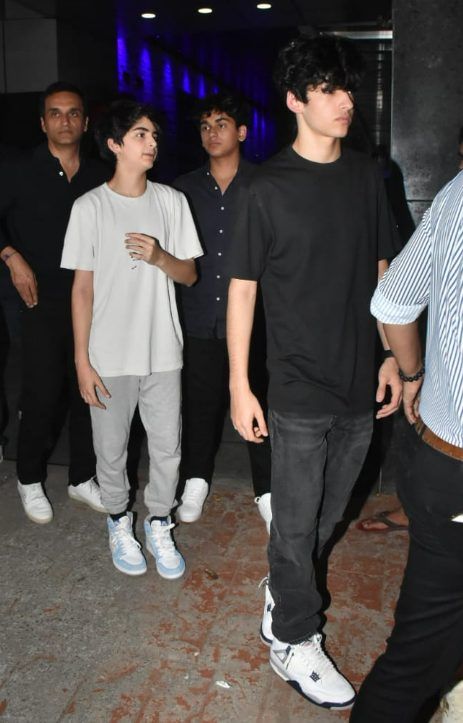 Hrithik Roshan and Saba Azad are one of the most loved couples in Bollywood. They always give fans major relationship goals. On Friday night, Hrithik and Saba went on a The post Modern Family: Hrithik Roshan and Saba Azad go on a dinner date with his sons Hrehaan and Hridaan- WATCH appeared first on Bollywood Bubble. Hrithik Roshan Son, Hrehaan Roshan, Loved Couples, Saba Azad, Handsome Celebrities, Friend Logo, Architecture Sketchbook, Karan Johar, Grey Trousers