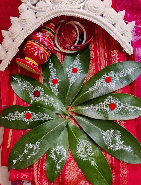 Kolka Design On Leaf, Alpana Designs Bengali Border, Kalka Design, Kolka Design, Alpona Design, Bridal Art, Bengali Art, Boho Art Drawings, Wedding Planning Decor