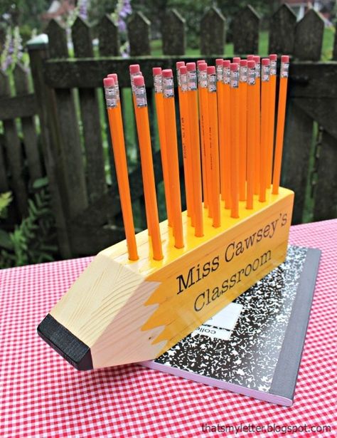 Step 6: Paint to mimic a pencil. Add the personalization using this technique with American Typewriter Diy Cadeau Maitresse, 4x4 Wood Crafts, Diy Pencil, Teachers Diy, Scrap Wood Projects, Diy Teacher Gifts, Woodworking Projects That Sell, Great Teacher Gifts, घर की सजावट