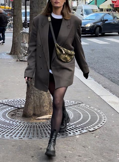 Ashik woman walking down the streets of Paris, wearing chunky black boots, sheer tights, oversize Laser and Vivian Westwood bag Blazer Layering Winter, Ganni Boots Outfit, Blazer Layering, Ganni Boots, Vivian Westwood, Style Layers, Paris Winter, Winter Chic, Over Sized