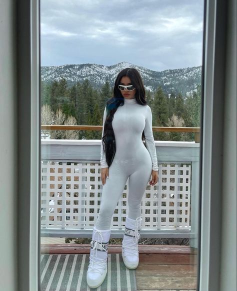 Moon Boots Outfit Winter Snow, Snow Fits Baddie, White Moon Boots Outfit, Ski Outfits For Women Style, Snow Baddie, Cute Core Outfits, Moonboots Outfits, White Moon Boots, Black Girls Winter Outfits