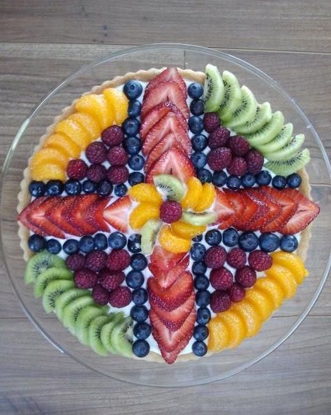 Easter Bunny Fruit Tray, Fruit Pizzas, Easter Fruit, Brunch Easter, Food Garnish, Fest Mad, Fruits Decoration, Fresh Fruit Recipes, Decorações Com Comidas