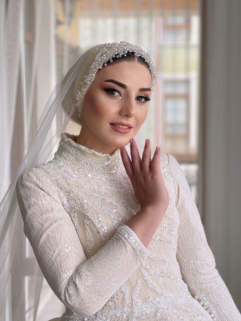 Bride Headpiece With Veil, Bride Crown With Veil, Hijab Do Wedding, Headpiece With Veil, Baju Wedding, Crown With Veil, Head Peice, Bridal Hijab Styles, Dress Types