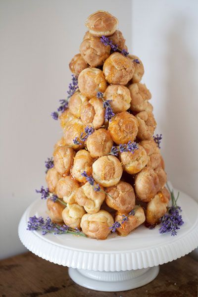 This traditional French dessert consists of cream puffs and caramel. French Wedding Cakes, Traditional French Desserts, Alternative Wedding Cakes, Cake Alternatives, Wedding Cake Alternatives, Croquembouche, Torte Cupcake, French Dessert, Dessert Options