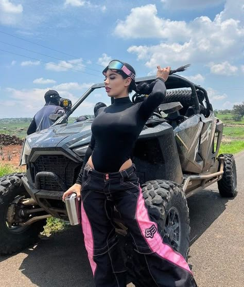 Atv Riding Outfit Arizona, Atv Riding Hairstyles, Fourwheeling Outfit, Off Road Outfits For Women, Atv Riding Outfit Winter, Offroading Outfit Women, Ruta Outfit Mujer, Atv Outfit Woman, 4 Wheeler Outfit