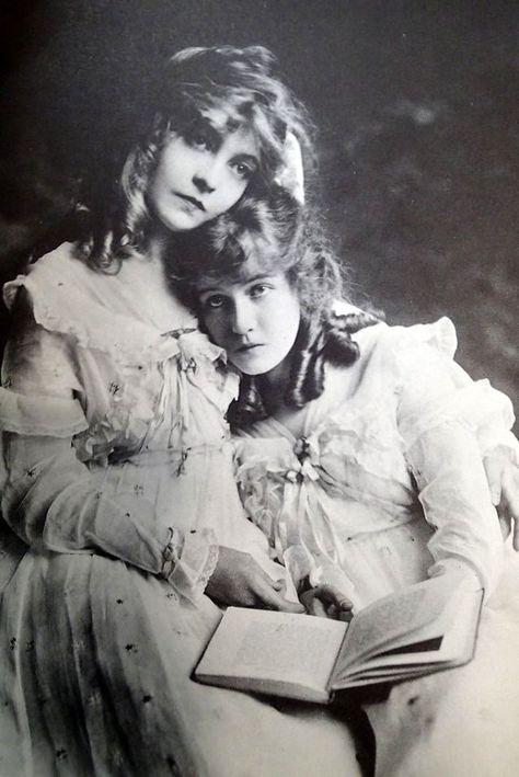 Dorothy and Lillian Gish: Life of The Gish Sisters Through Beautiful Photos Dorothy Gish, Historical Photography, Famous Sisters, Silent Films, Lillian Gish, Mary Pickford, Silent Film Stars, Mata Hari, Vanessa Paradis