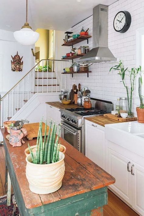 25 Charming Cottage Kitchen Design and Decorating Ideas | Decor Home Ideas Boho Cottage Kitchen, Kitchen Island With Sink And Dishwasher, Kitchen Island With Sink, Cottage Kitchen Design, Kitchen Design Color, Minimalist Kitchen Design, Cottage Kitchens, Boho Cottage, White Kitchen Design