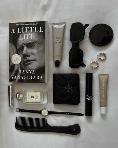 Bag necessities 🍂♟️ Life Lately Aesthetic, What In My Bag Aesthetic, Bag Necessities, Everyday Bag Essentials, Inside My Bag, Bags Ideas, Purse Essentials, Handbag Essentials, A Little Life