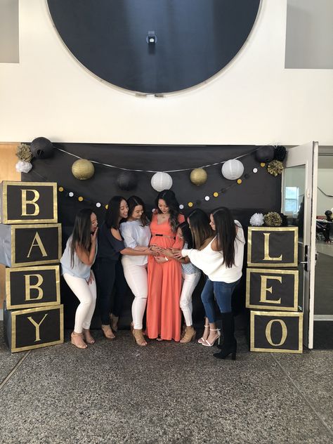 Black And Gold Baby Shower Ideas, Babatee Idees, Lace Wedding Cake Ideas, Black Gold Baby Shower, Baby Shower Blocks, Pink Baby Shower Centerpieces, Gold Baby Shower Decorations, Baby Blocks Baby Shower, Baby Shower Decorations Neutral