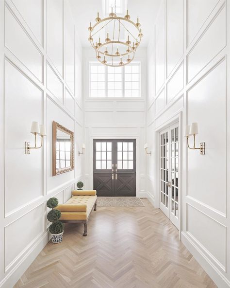 Dream House Entryway, Foyer Ideas Entryway, Grand Entryway, Modern Entryway, Grand Foyer, Foyer Design, Custom Home Builders, Beautiful Space, Entryway Decor