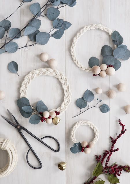 15+ DIY Scandinavian Christmas Ideas - Sisters, What! Wreath Diy Christmas, Ribbon Wreath Diy, Couronne Diy, Ribbon Wreath Christmas, Pola Macrame, Diy Christmas Wreaths Ideas, I Spy Diy, Christmas Crafts Diy Projects, Christmas Wreaths Ideas