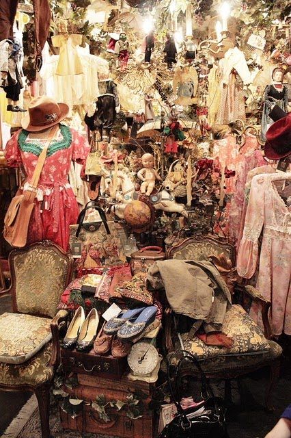 gypsy junk (looks like treasure to me, eeeee!) Paris Flea Markets, Flea Market Finds, Antique Mall, Mori Girl, Vintage Lover, Tag Sale, Vintage Store, Antique Shops, Vintage Love