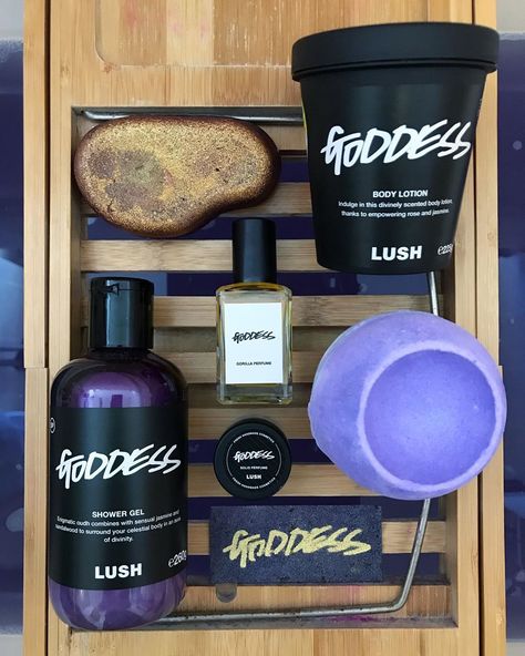 Sticky Dates Lush, Lush Products Aesthetic, Best Lush Products, Lush Aesthetic, Lush Shampoo, Lush Products, Lush Cosmetics, Handmade Cosmetics, Bubble Bath