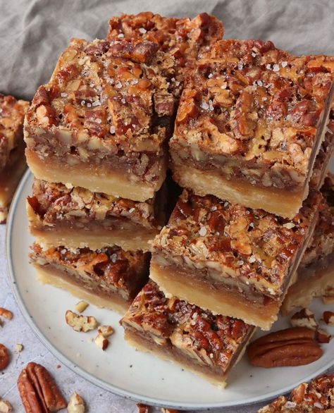 Maple Pecan Bars, Shortbread Squares, Pecan Squares, Pecan Bars Recipe, Maple Pecan Pie, Pecan Topping, Pecan Bars, Tray Bake Recipes, Pecan Pie Bars