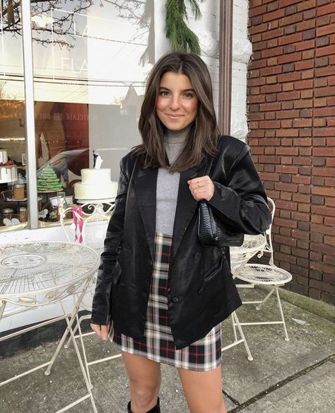 Viviane Audi Winter Outfits, Plaid Miniskirt Outfits, Short Hair Outfits Winter, Viviane Audi Winter, Vivian Audi Hair, Viviane Audi Hair, Short Plaid Skirt Outfit, Short Hair Winter Outfits, Black Short Boots Outfit