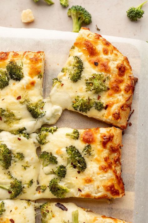 Alfredo pizza with broccoli is a delicious twist on homemade pizza! This white pizza is topped with a rich, homemade alfredo sauce, mozzarella cheese, and fresh broccoli. Broccoli Crust Pizza Recipe, White Broccoli Pizza, White Garlic Broccoli Pizza, White Pizza With Broccoli, Pizza With Broccoli, Chicken Alfredo Garlic Bread Pizza, Pesto Broccoli Pizza, Meatless Chicken, Broccoli Pizza