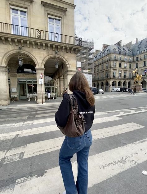 pauseshots, inspo, spring vibes, spring mood, aesthetic, be that girl, baddiestyle, 90style, minimal feed, fashionshooting, emetic, moodboard Duffle Bag Outfit, Brown Handbag Outfit, Black Handbag Outfit, Brown Bag Outfit, Levis Jeans Black, Walking In Paris, School Handbags, Handbag For School, School Shoulder Bag