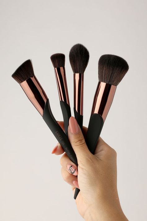 In this article, we will explore essential contour brushes that every makeup enthusiast should have in their collection. From angled brushes for sharp lines to fluffy brushes for seamless blending, we will delve into the characteristics and benefits of each brush, helping you understand how they can elevate your contouring game. Makeup Tools Aesthetic, Makeup Aesthetic Products, Brush Photography, Instagram Makeup Artist, Flawless Makeup Application, Hot Makeup, Beauty Photoshoot, Makeup Store, Cosmetic Design