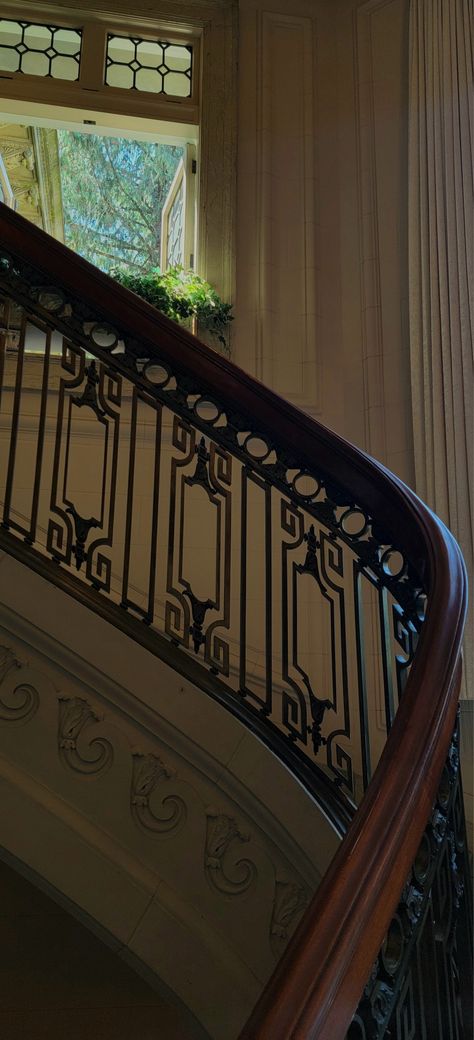 Vintage Railing, Dream House Staircase, Travel Old Money, Moulding Wall, Estate Mansion, Victorian Staircase, Manor Estate, Old Money House, Views Nature